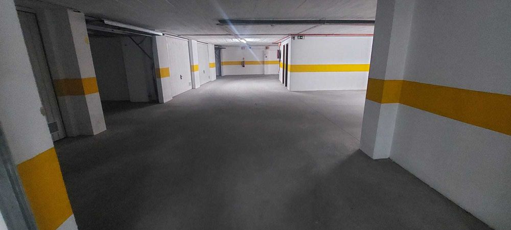 Box fechada para dois carros