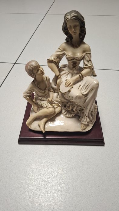 Figurka kolekcjonerska kobieta z dzieckiem  z alabastru na drewnianej