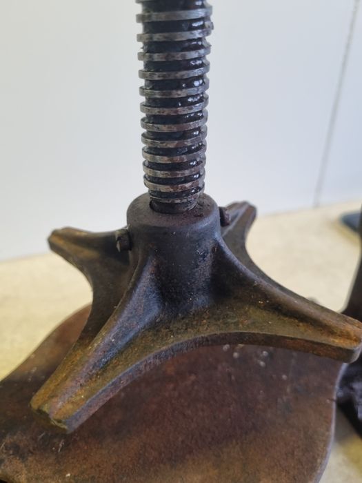 Stara zabytkowa prasa ścisk