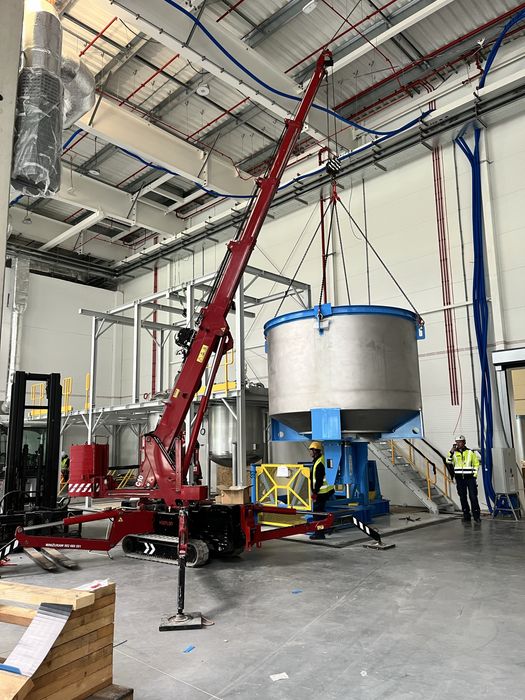 Mini żuraw dźwig z operatorem pająk montaż szyb płyt warstwowych okien