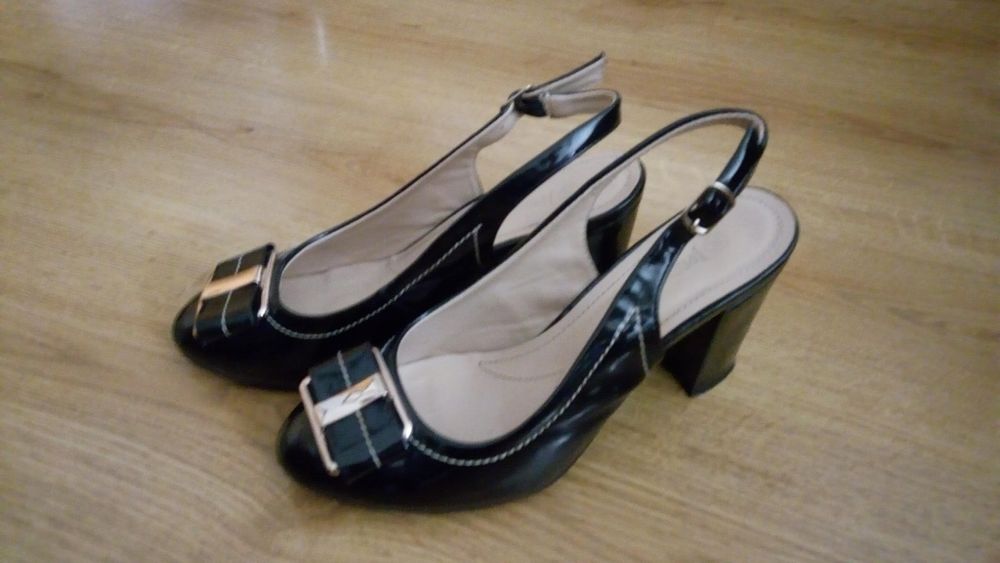 Czarne czółenka z ozdobną klamerką, roz.38