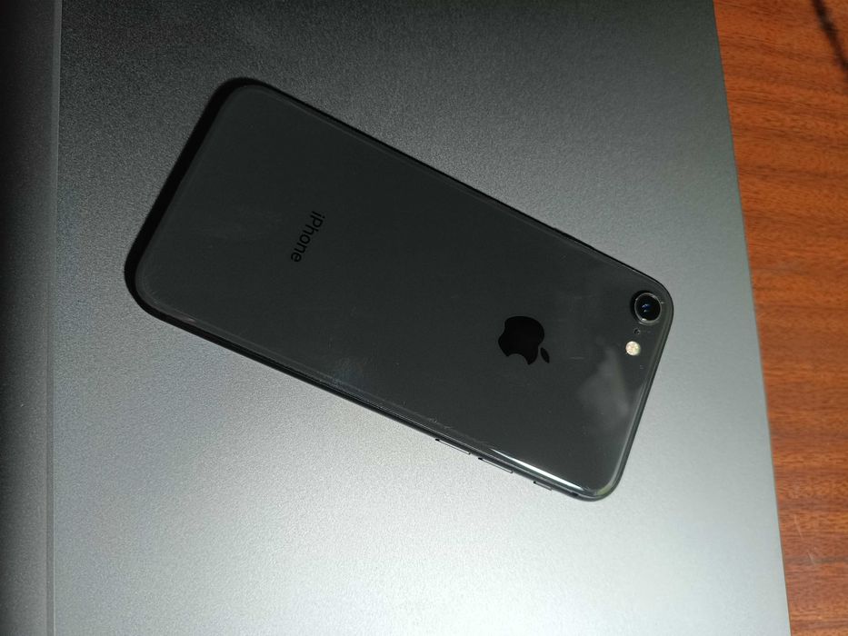Iphone 8 64gb в хорошому стані
