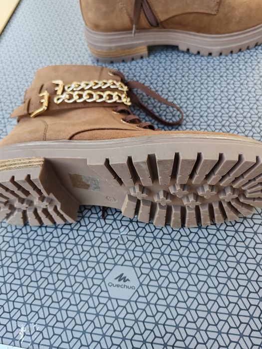 Botas em pele, com correntes douradasNovas 39