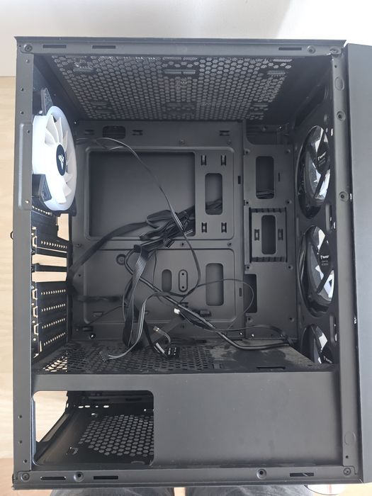 Caixa de computador Tempest em muito mau estado