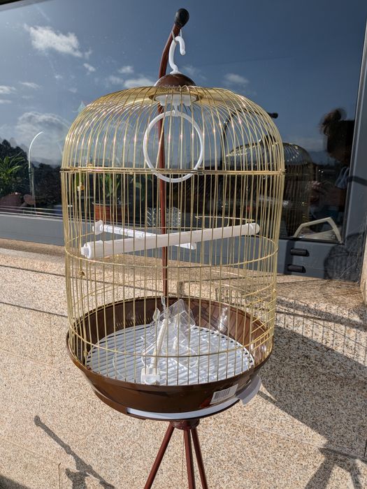 Gaiola de pássaros com suporte
