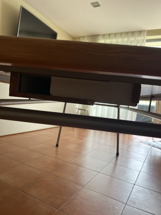 Mesa de madeira com estrutura pernas metalicas removiveis