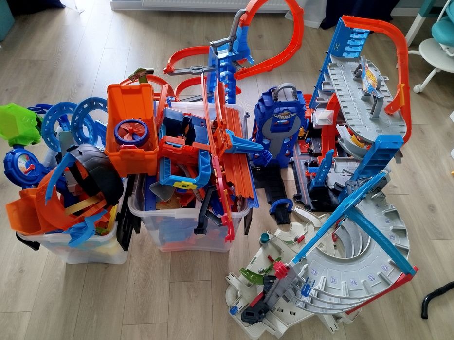 Tory i garaże Hot Wheels