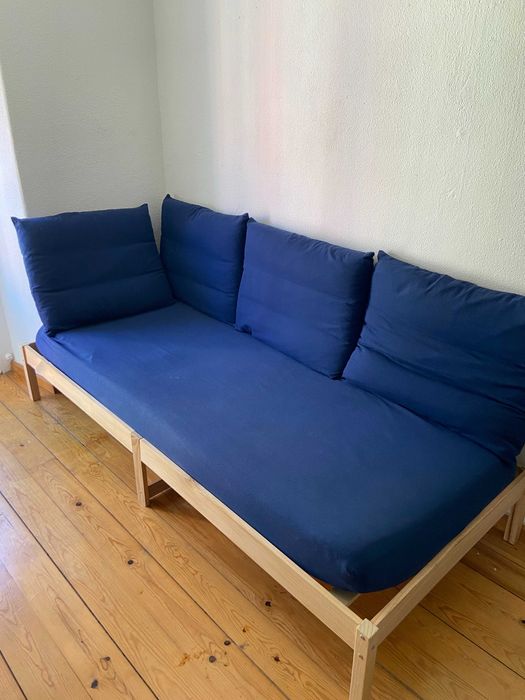 Sofá-cama de madeira com colchão e almofadas (EN: sofabed)