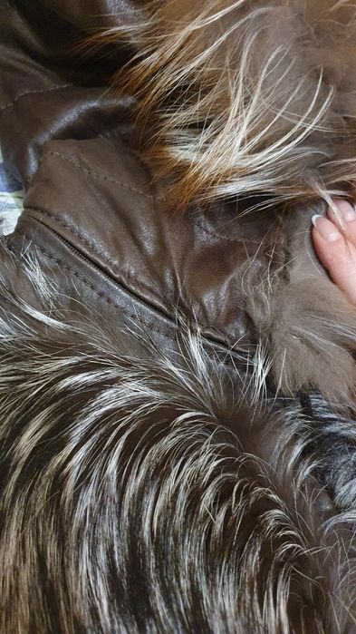 Шкіряна куртка з хутром чорнобурки