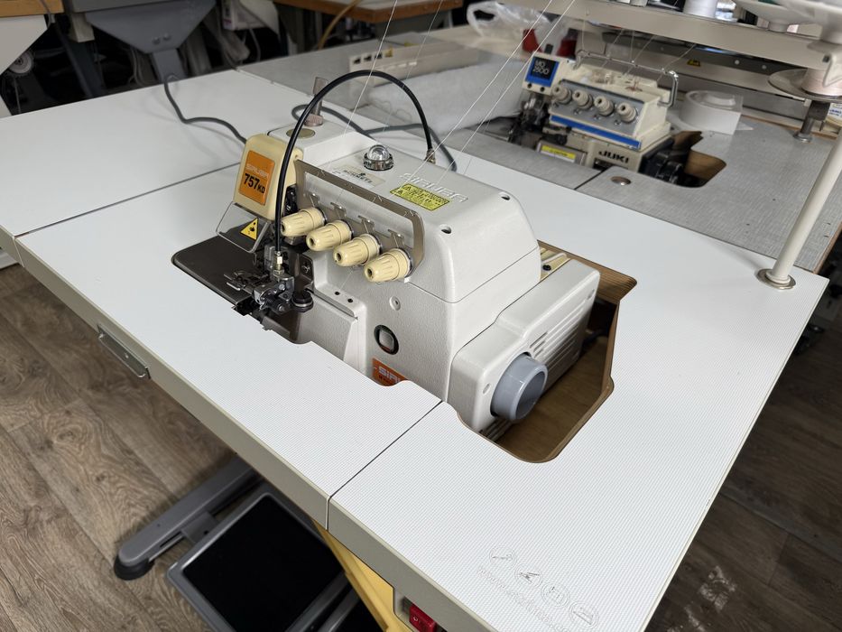 Overlock Owerlok 5 nitkowy Siruba 757KD (JUKI) Jak nowy Servo 230V Direct Drive z oprzyrządowaniem do marszczenia