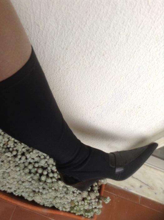 Botas pretas altas da Charles número 36