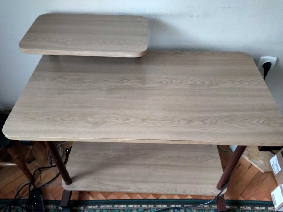 Biurko komputerowe na 4 kółkach