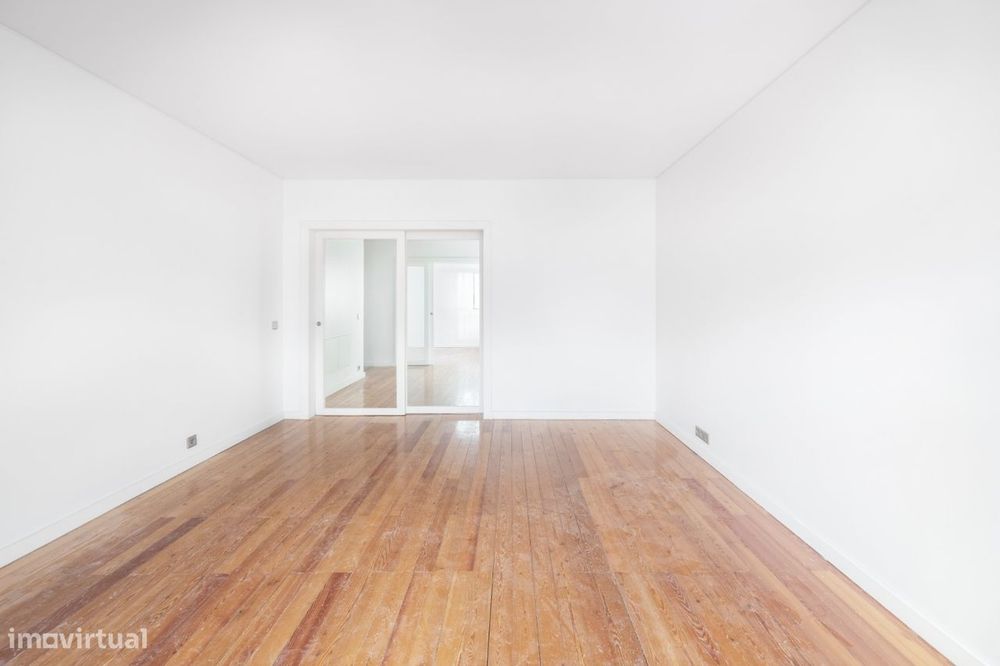 Apartamento no Chiado com 2 salas e 2 quartos e 2 lugares de estaciona