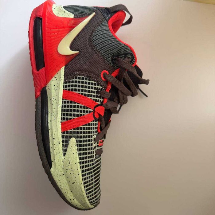 Оригинальные мужские кроссовки Nike LeBron Witness VII — Размер 42 (26.5-27 см)