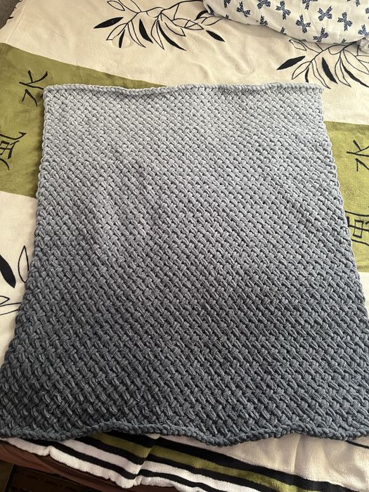 Вʼязаний плед ручноі роботи