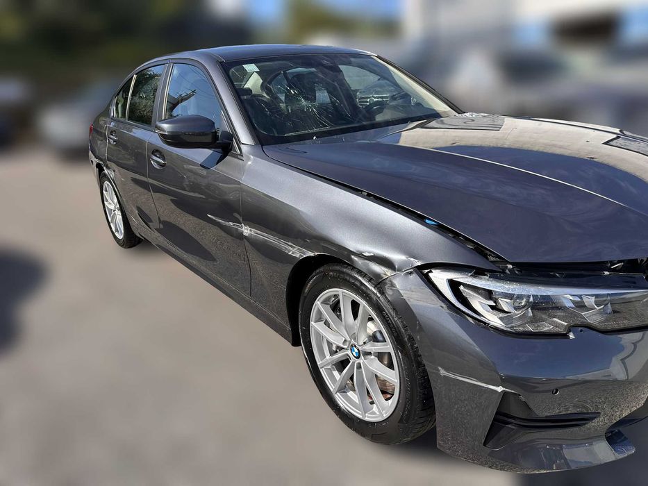 BMW 3 Sedan 330 e Plug-in-Hybrid Gasolina elétrico 292 cv  215 kW de 2019 Salvado