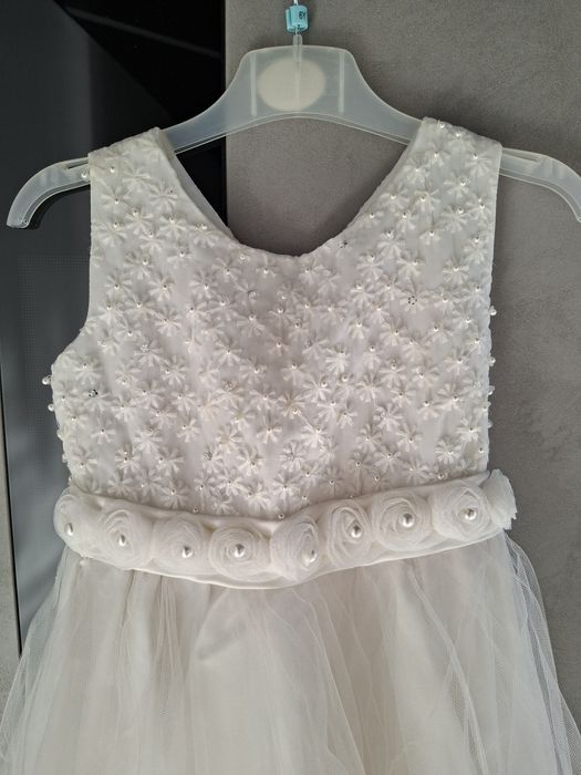 Biała tiulowa sukienka z pomponami r.128