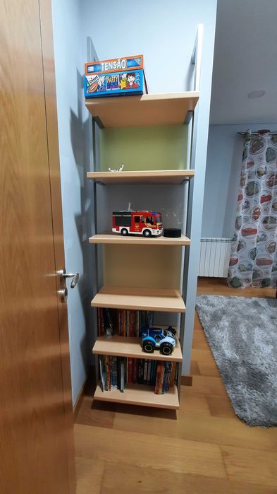 Mobília de quarto solteiro.