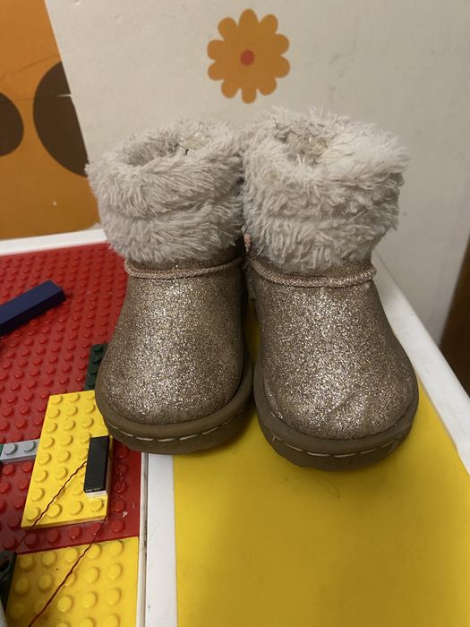 Зимові угі на дівчинку