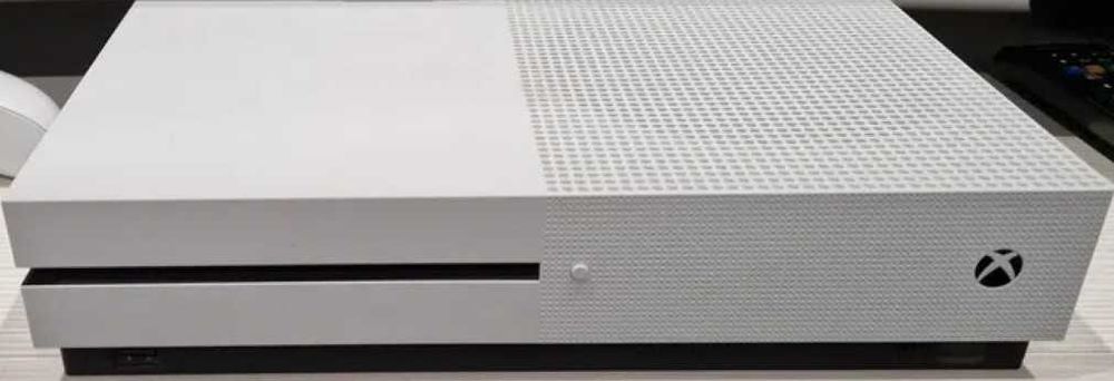 Xbox One S 1TB,4K,caixa origem,5 jogos em cd; SEM comando.Ler anuncio
