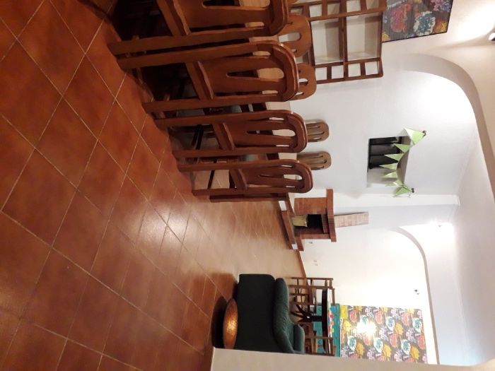 Mesa e 12 cadeiras em pinho maciço