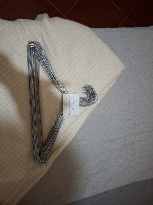Lote 30 cabides  de arame