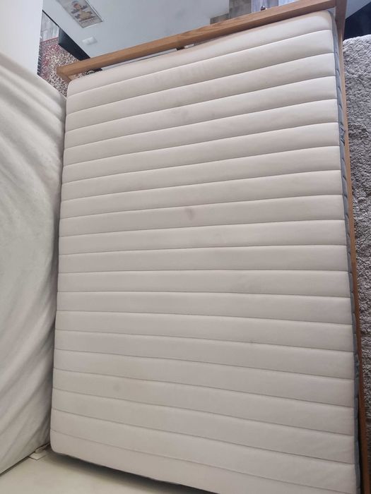 Cama e colchão casal.