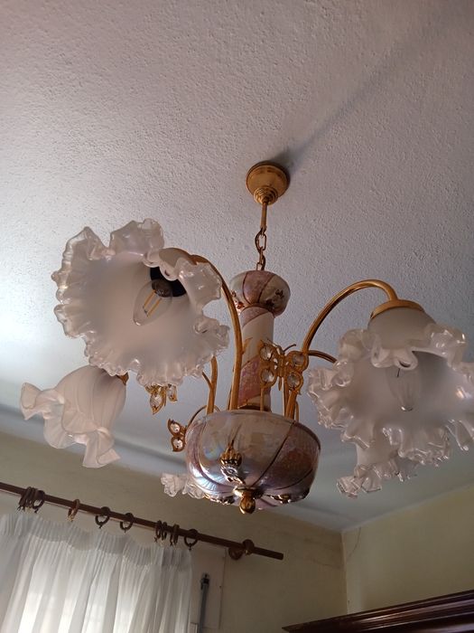 Candeeiro de Teto Vintage 5 Braços – Latão, Cerâmica e Tulipas em Vidro