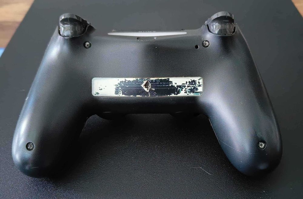 Ps4 PRO 1TB + Comando* e 2 jogos (Sem caixa ou garantia.)