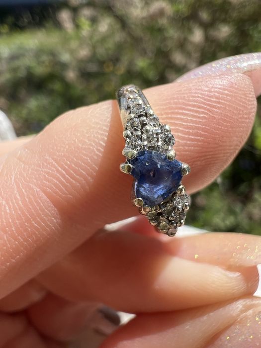 Złoty pierścionek z szafirem i diamentami