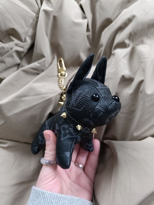 Брелок /підвіска-шарм бульдог для сумки в стилі Louis Vuitton