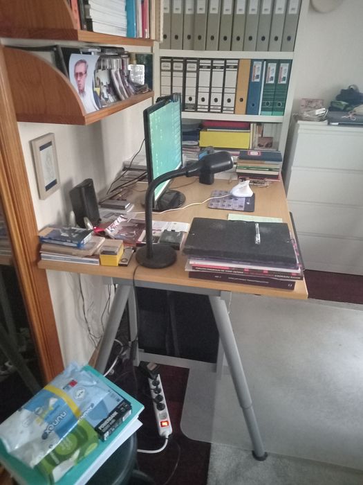 Estirador em madeira, com pés metálicos.com suporte para computador