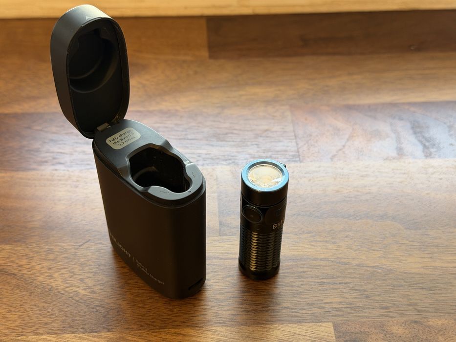 Olight Baton 3 z etui ładującym latarka + ładowarka