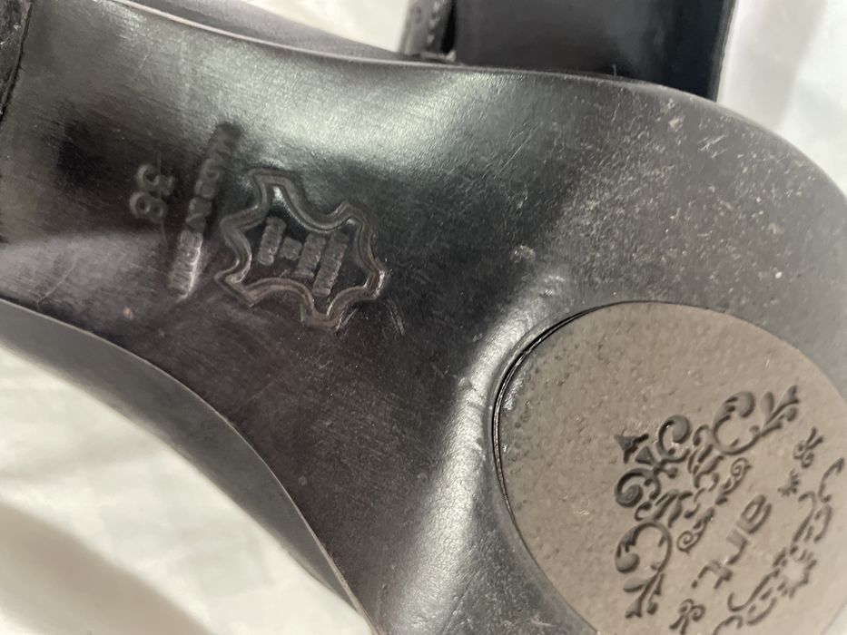 Sapatos pretos de presilha