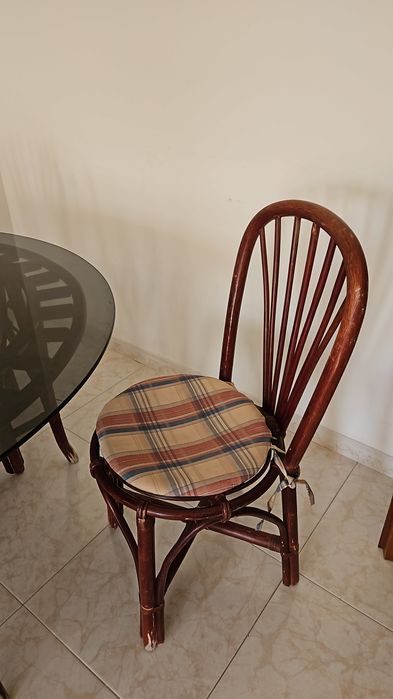 Conjunto mesa redonda de vidro e 4 cadeiras