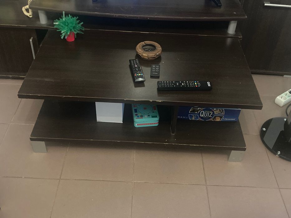 Móvel e mesa de sala