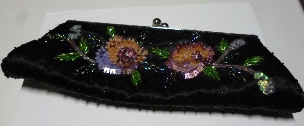 Pochet com lantejolas floridas