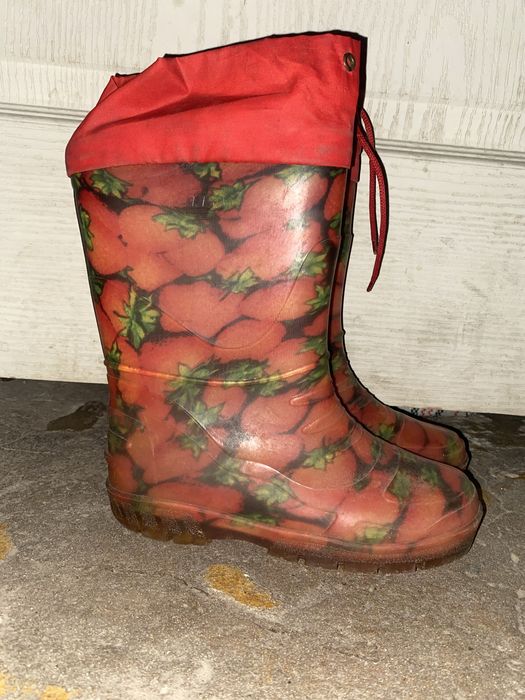 Отдам бесплатно обувь для мальчика и девочьки