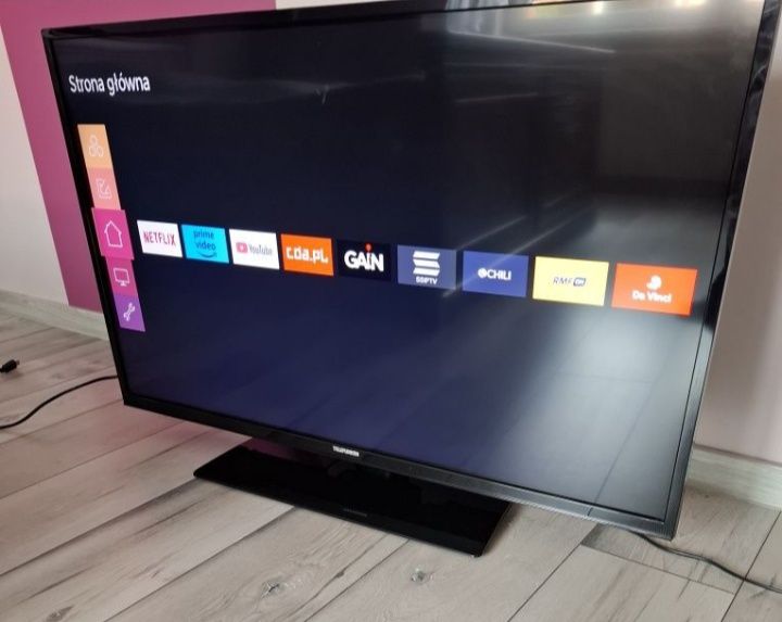 Telewizor Smart 43 na centralnej stopie Telefunken