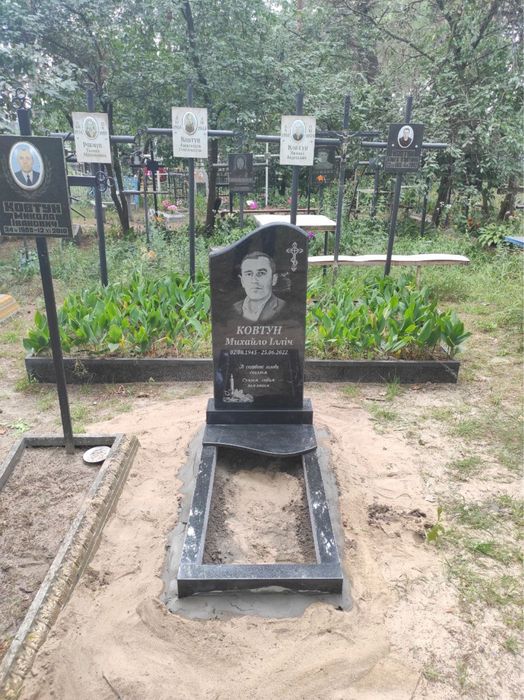 Не дорогі памʼятники з граніту.