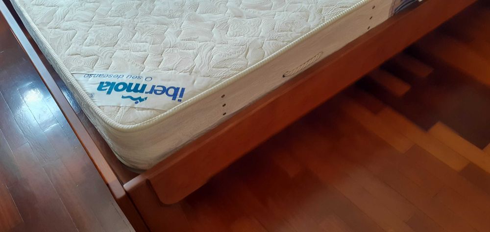 Cama de casal em cerejeira em bom estado.