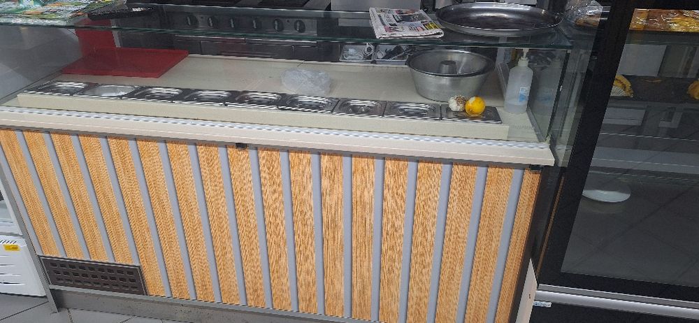 Várias máquinas industriais para restaurante ou supermercado