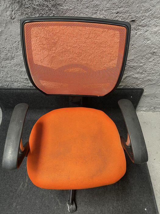 Cadeira cor de laranja com rodas