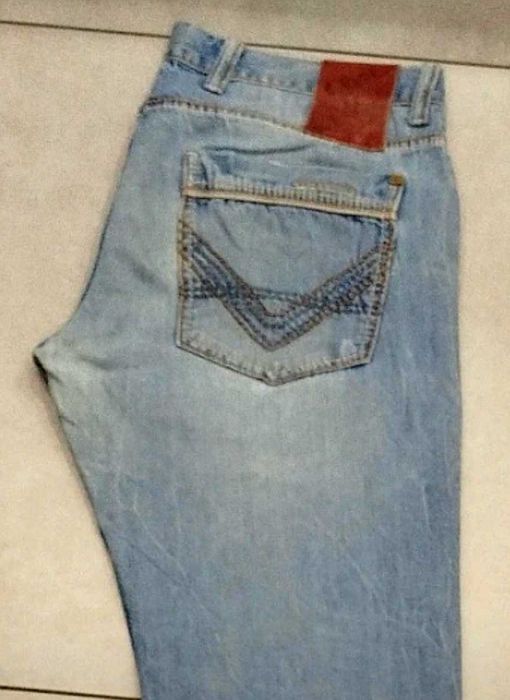 Jeansy męskie z lekkimi przetarciami