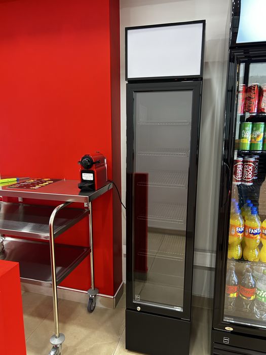 METRO PROFESSIONAL Frigorífico de bebidas Slim GSC2133B, metal/vidro, 39 x 47.5 x 188 cm, 133 L, refrigeração estática, 200 W, com fechadura, preto
