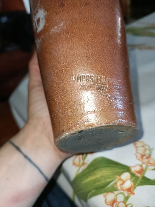 Garrafa de vinho  antiga  em grés