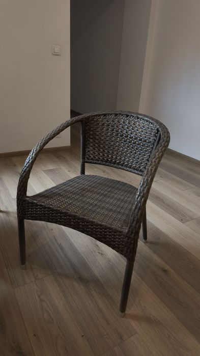 Stół ogrodowy z krzesłami.