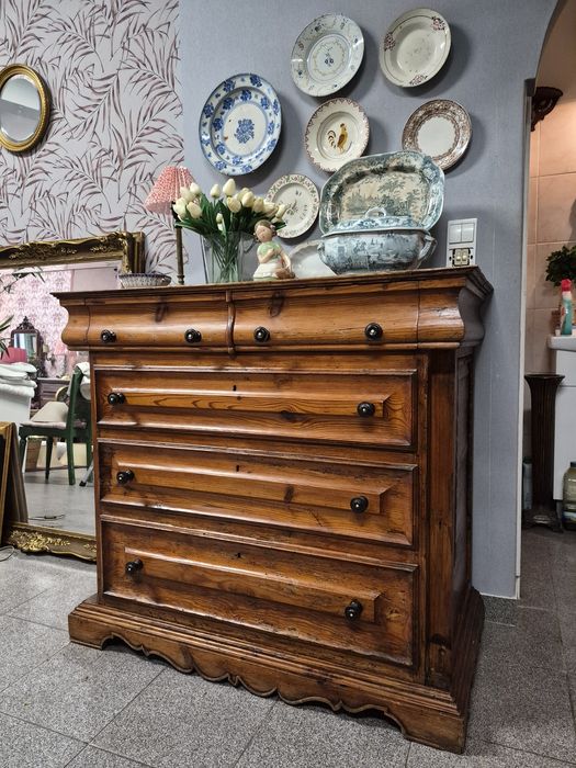 Cómoda Antiga de Prestígio em Madeira Maciça. Séc XIX em Riga.