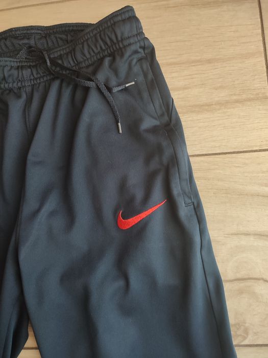 Nike FC Barcelona Strike. Spodnie dresowe dziecięce, rozmiar 147 cm - 158 cm