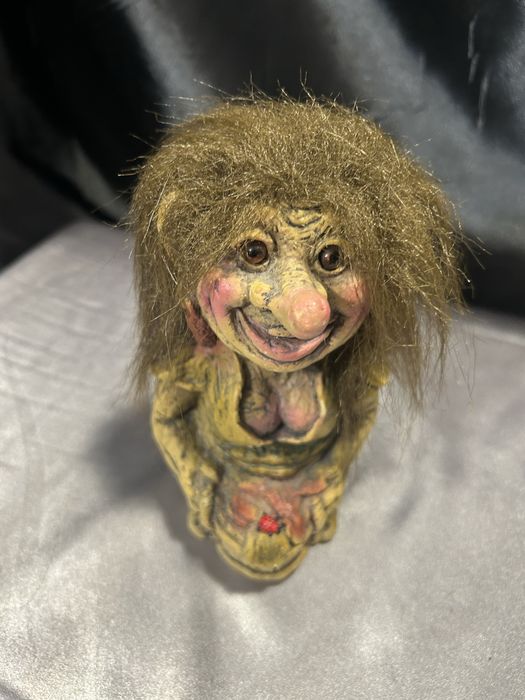 Figurka trolla kobieta z dużym dekoltem i drewnianym wiadrem